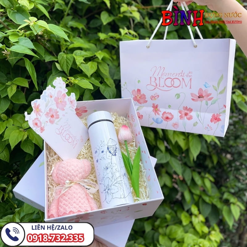 Set quà tặng 20/10 bình giữ nhiệt màu trắng in hình người phụ nữ Việt Nam & khăn mặt màu hồng