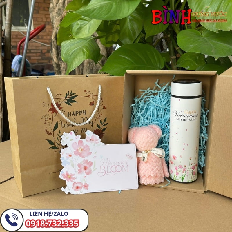 Set quà tặng 20/10 gồm bình giữ nhiệt màu trắng in lời chúc và khăn mặt trắng hình gấu đựng trong hộp carton