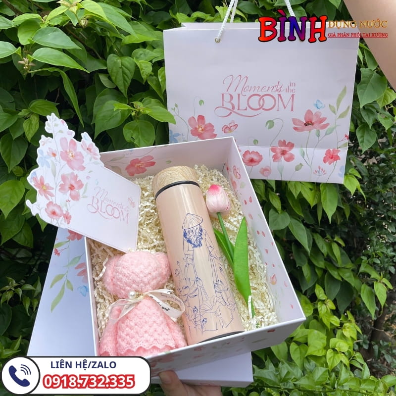 Set quà tặng 20/10 bình giữ nhiệt màu hồng in hình người phụ nữ Việt Nam & khăn mặt hình con gấu màu hồng
