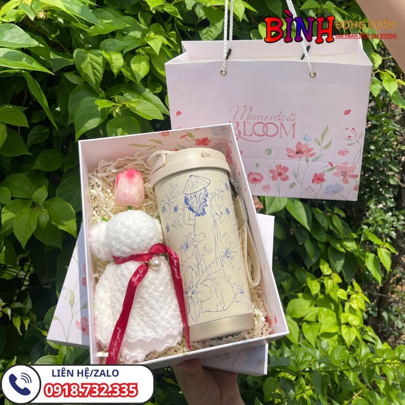 Set quà tặng 20/10 ly giữ nhiệt màu kem in hình người phụ nữ Việt Nam & khăn mặt màu trắng