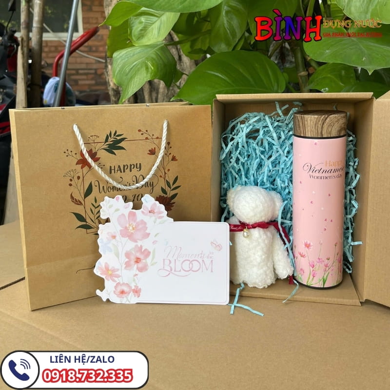 Set quà tặng 20/10 gồm bình giữ nhiệt màu hồng nắp gỗ in lời chúc và khăn mặt trắng hình gấu đựng trong hộp carton