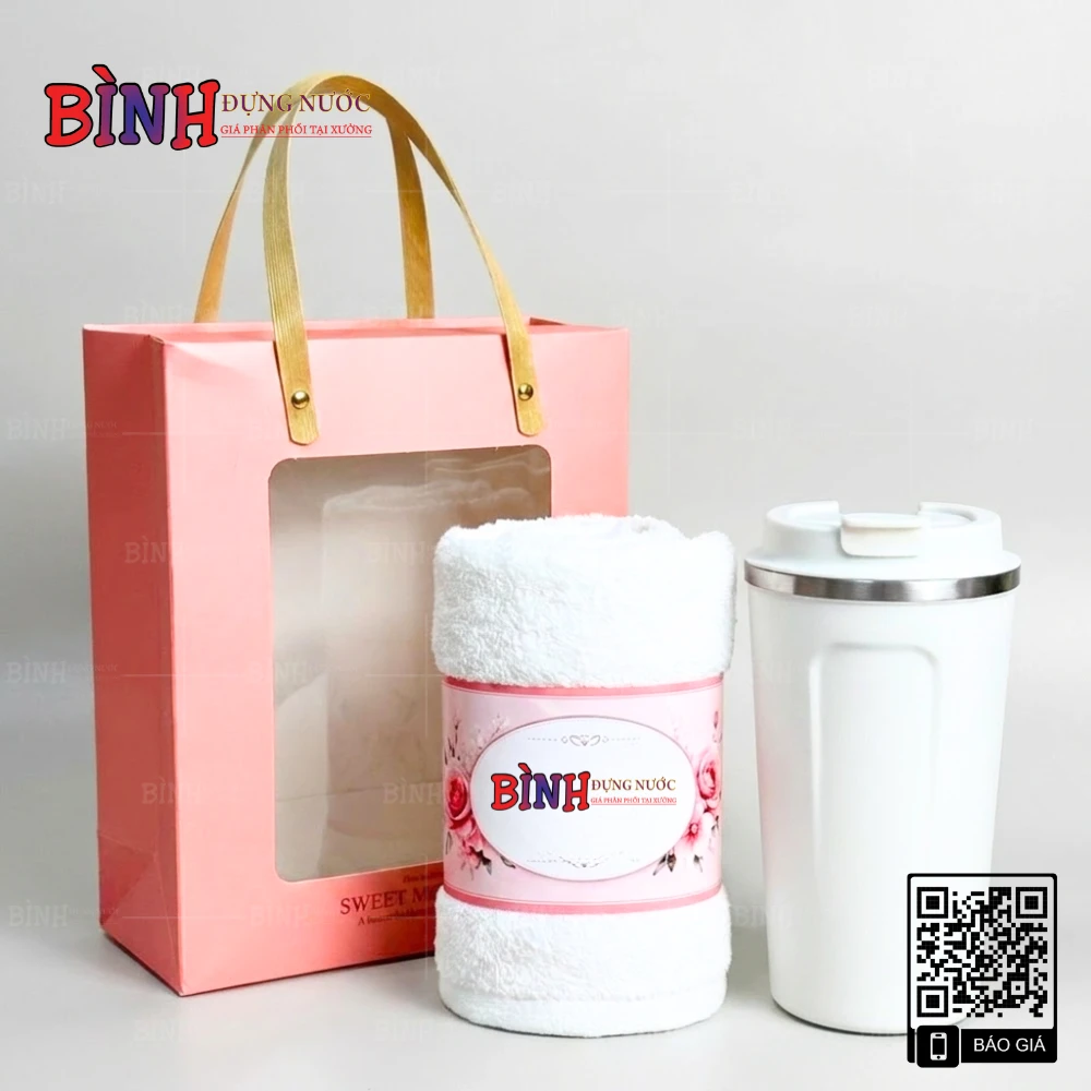 Set ly giữ nhiệt và khăn lau đầu được đóng gói trong túi giấy mica trong suốt, đẹp mắt và chuyên nghiệp.